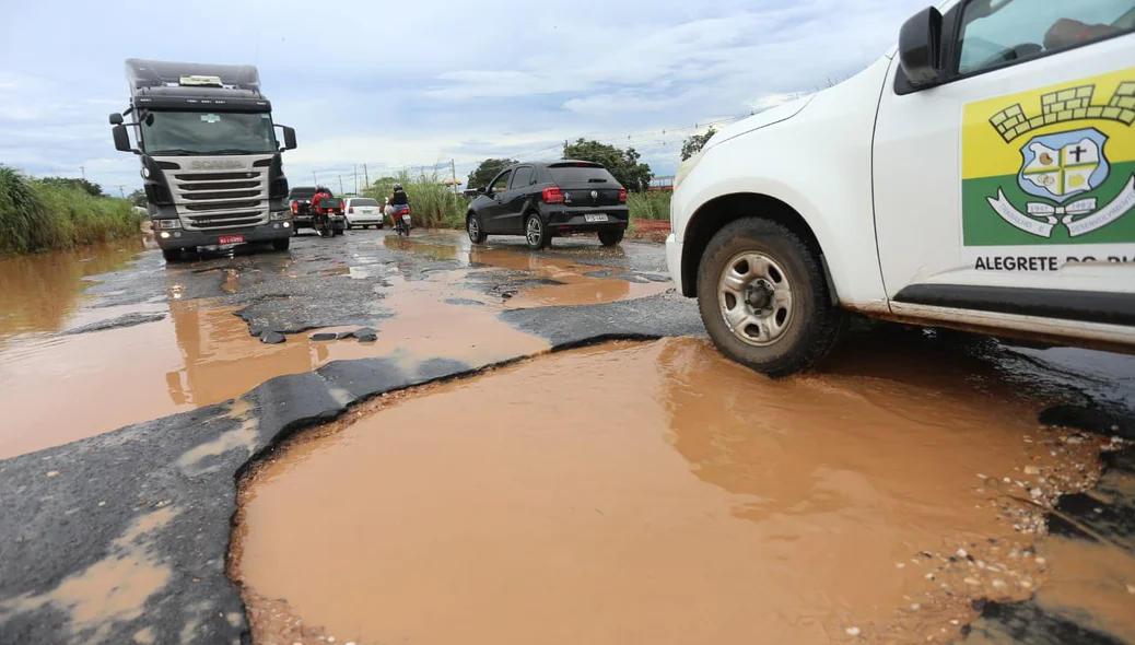 Veículos têm dificuldade para passar na BR 316