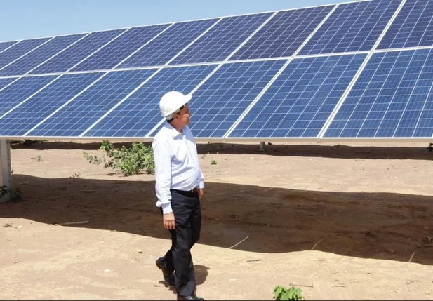 Wellington Dias visita usina de energia solar