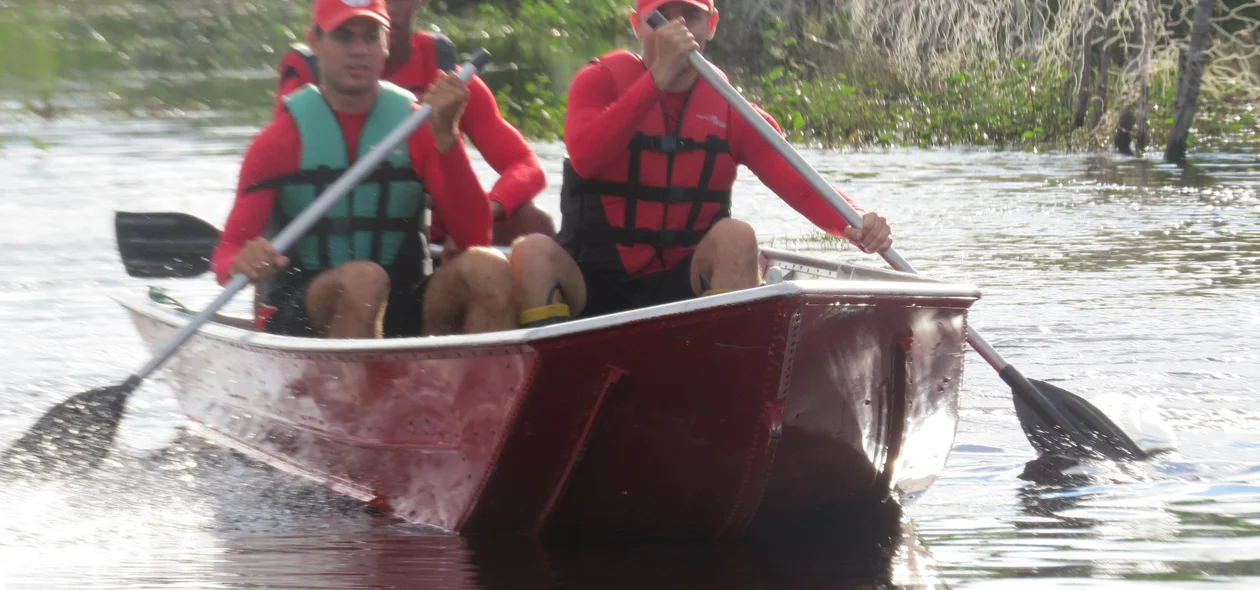 Bombeiros utilizam canoa para chegar em locais isolados pela enchente em Luís Correia