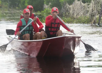 Bombeiros utilizam canoa para chegar em locais isolados pela enchente em Luís Correia
