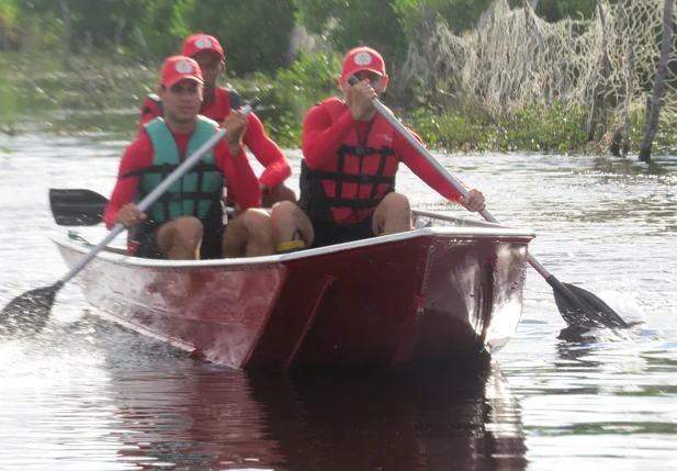 Bombeiros utilizam canoa para chegar em locais isolados pela enchente em Luís Correia