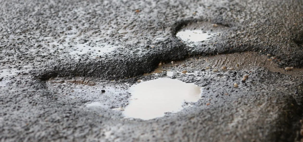 Buraco na Avenida Celso Pinheiro