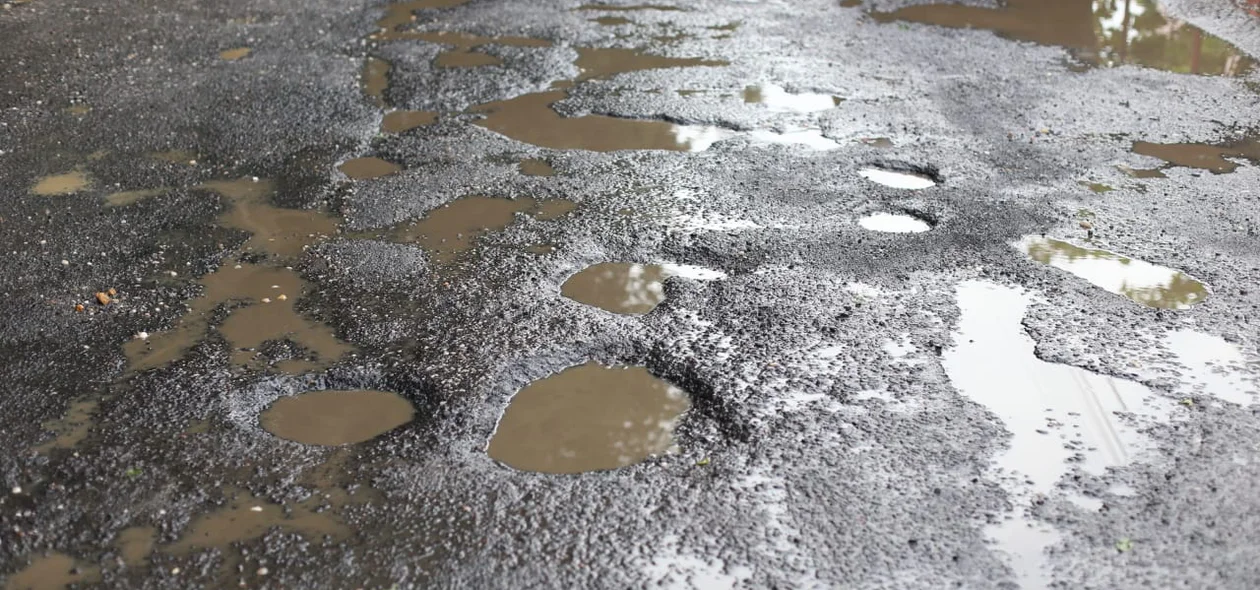 Buracos atrapalham passagem de veículos na Avenida Celso Pinheiro