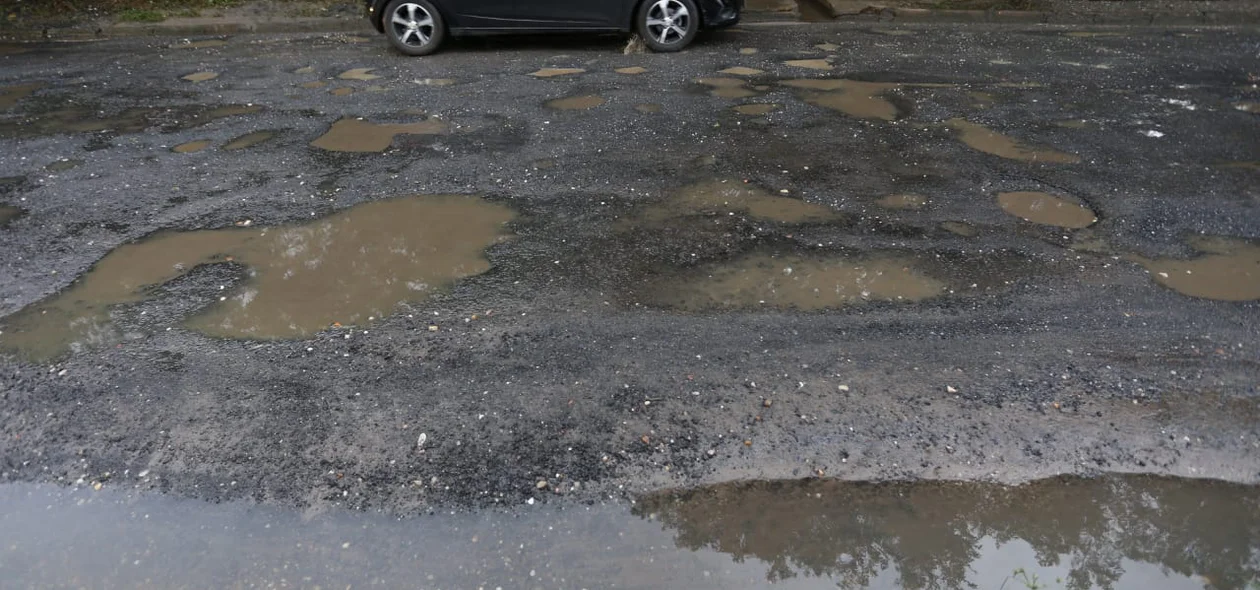 Buracos na Avenida Celso Pinheiro