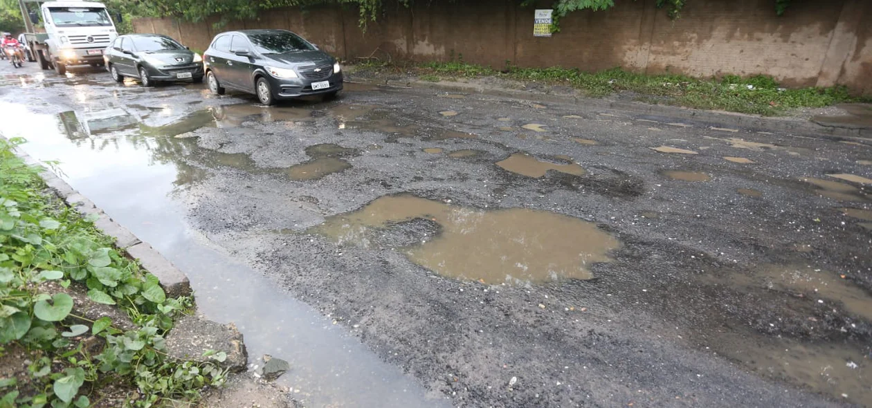 Condutores reduzem a velocidade ao passar pela Avenida Celso Pinheiro