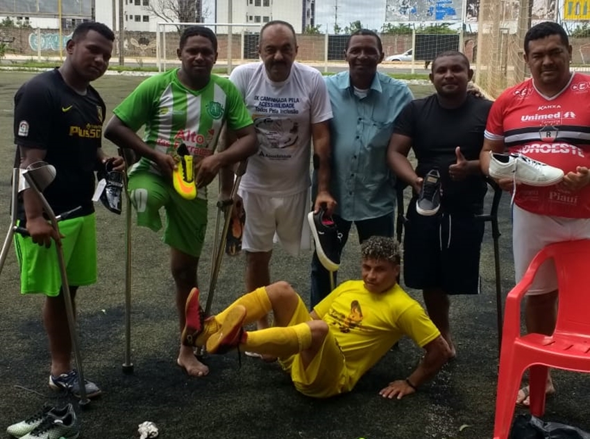 Doação de chuteiras e calçados para time de futebol