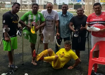 Doação de chuteiras e calçados para time de futebol
