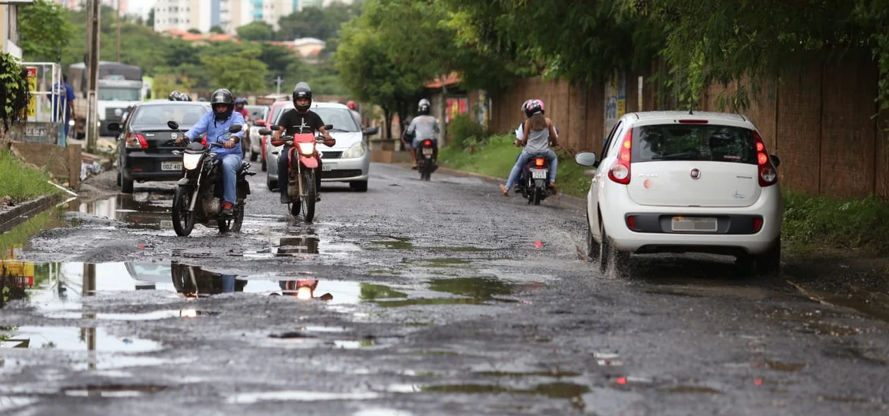 Motociclistas têm dificuldades em transitar na Avenida Celso Pinheiro