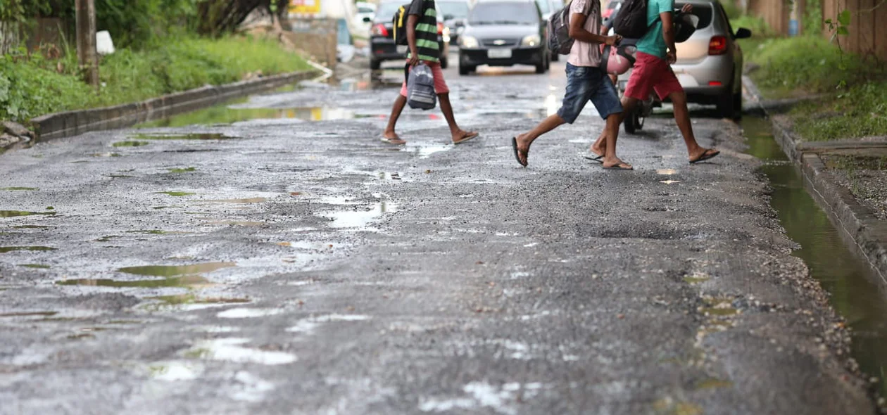 Pedestres transitando pela Avenida Celso Pinheiro