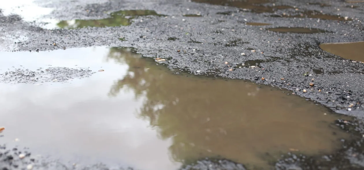 Poças de água se formam nos buracos da Avenida Celso Pinheiro
