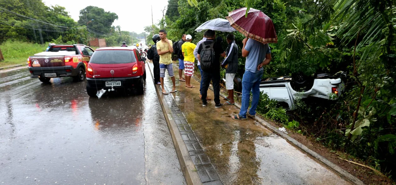 Acidente aconteceu na Avenida Josué de Moura Santos