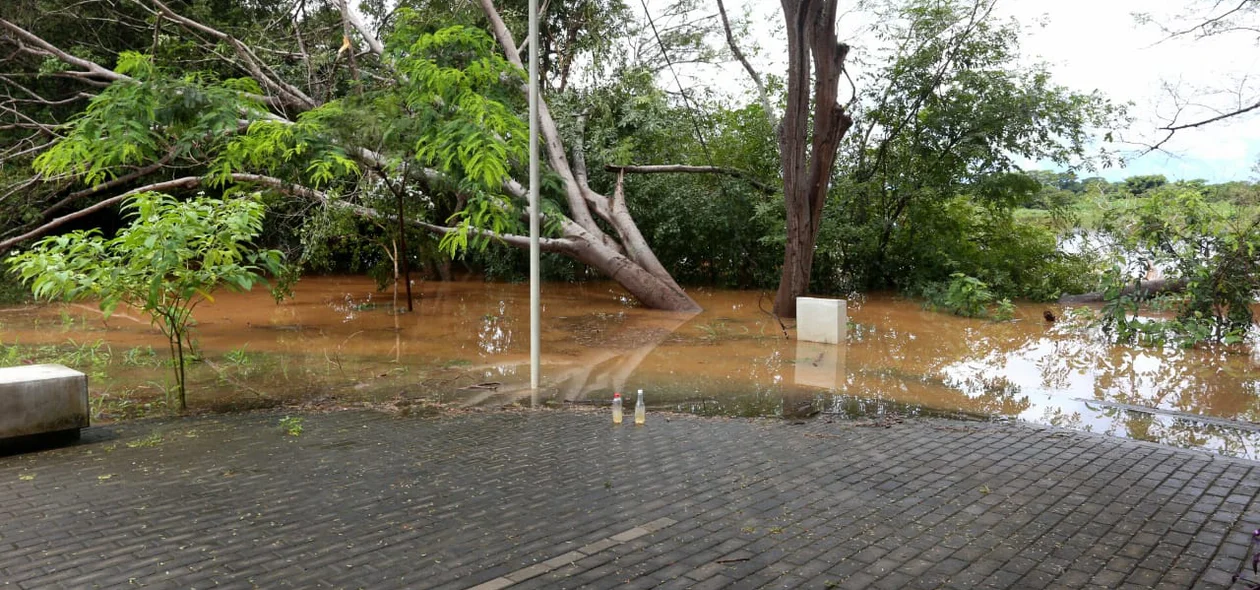 Água ameaça invadir quiosques no Encontro dos Rios