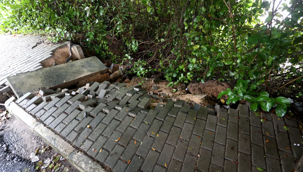 Água destruiu parte da calçada
