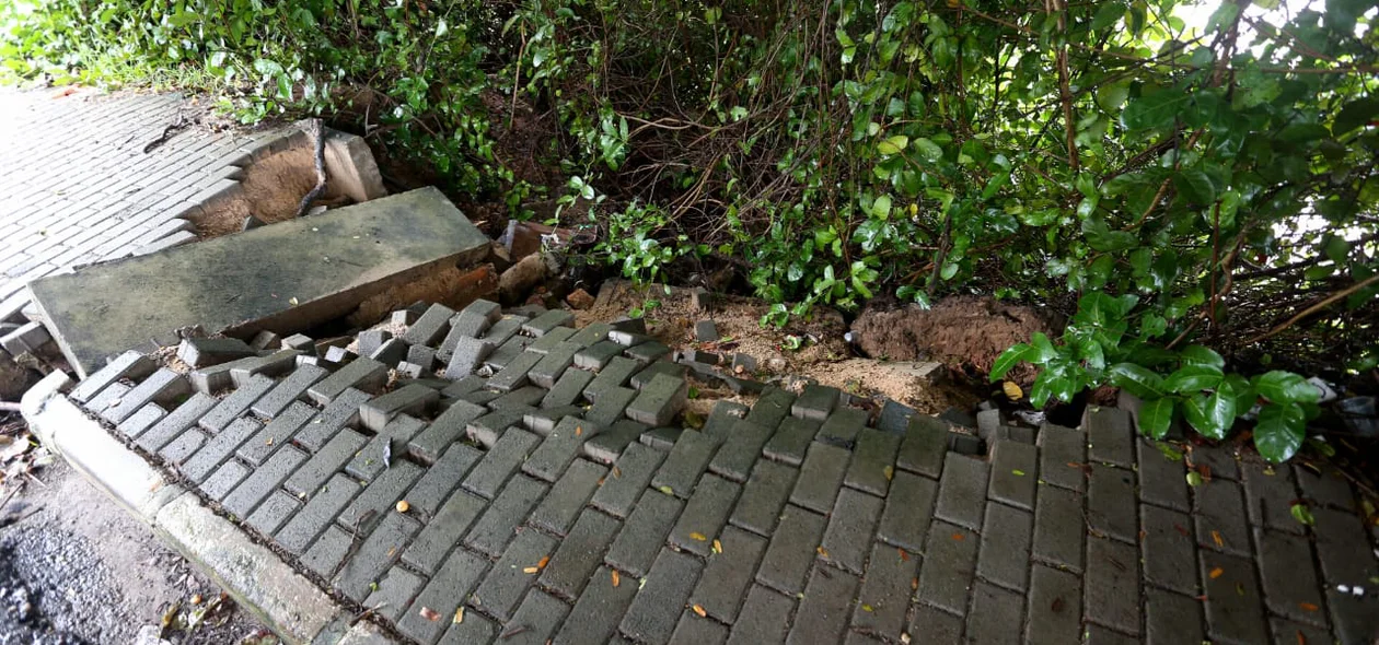 Água destruiu parte da calçada
