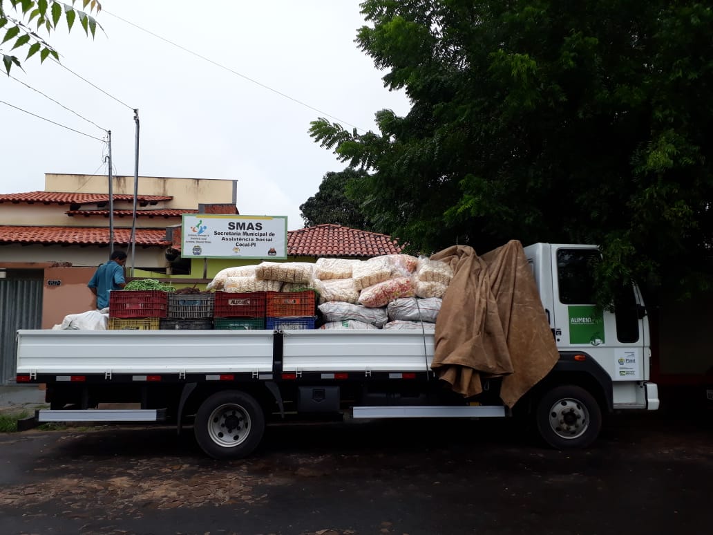 Alimentos entregues a vítimas de enchentes em Parnaíba