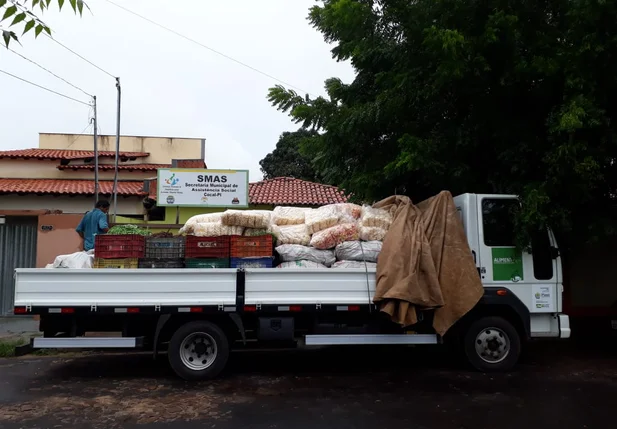 Alimentos entregues a vítimas de enchentes em Parnaíba