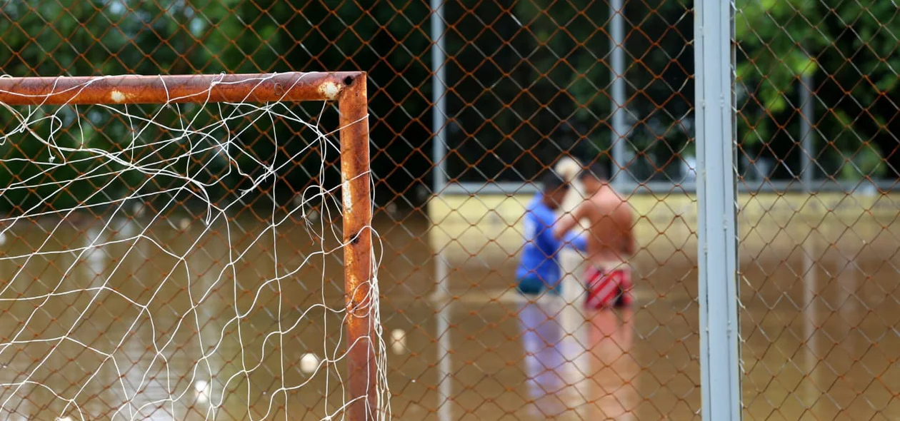 Campo foi tomado pela água
