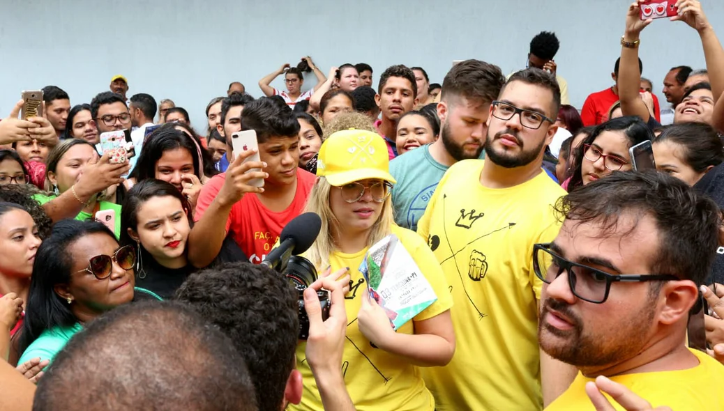 Cantora Marília Mendonça com fãs no Centro de Teresina
