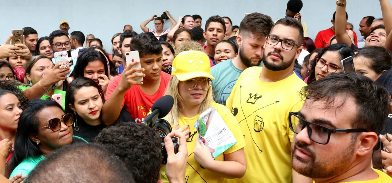 Cantora Marília Mendonça com fãs no Centro de Teresina