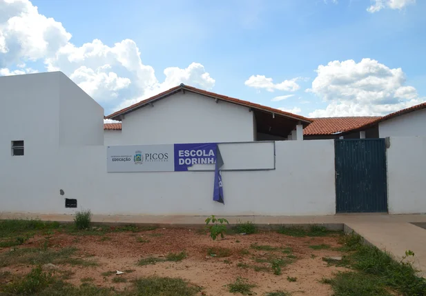 Fachada da Escola Dorinha Xavier antes do incêndio
