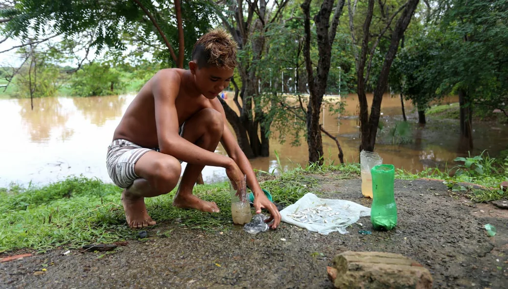 Jovem aproveita para pescar