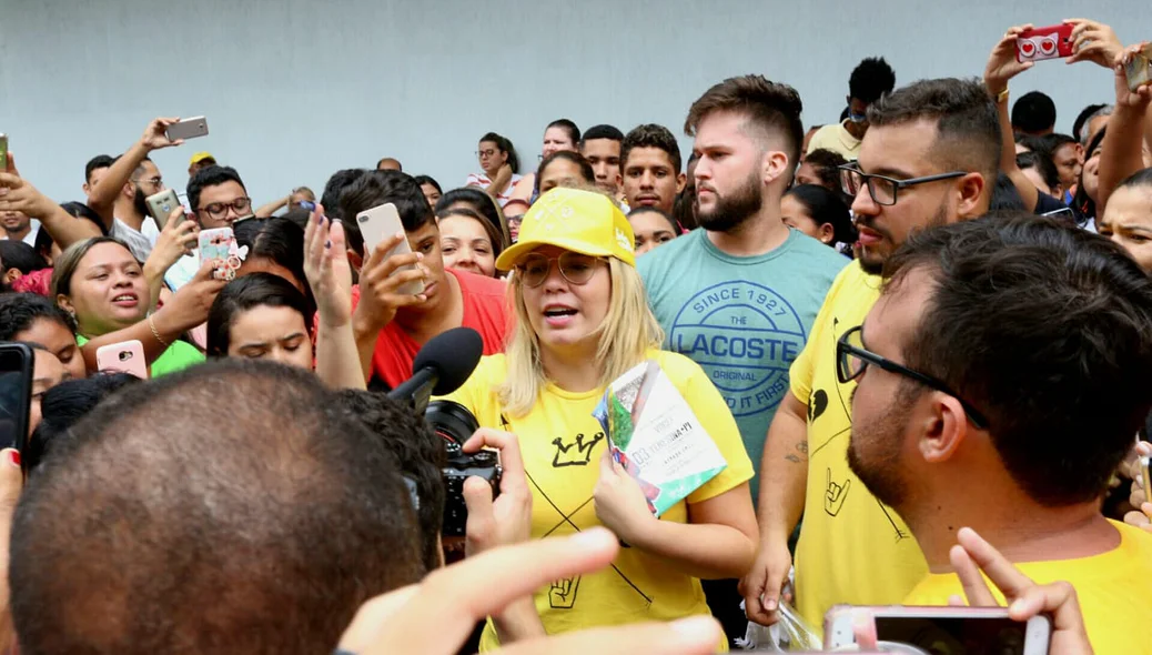 Marília Mendonça distribui panfletos sobre show gratuito