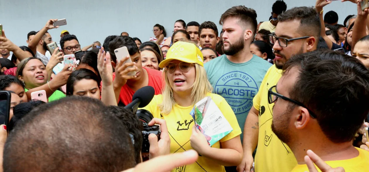 Marília Mendonça distribui panfletos sobre show gratuito