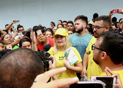 Marília Mendonça distribui panfletos sobre show gratuito