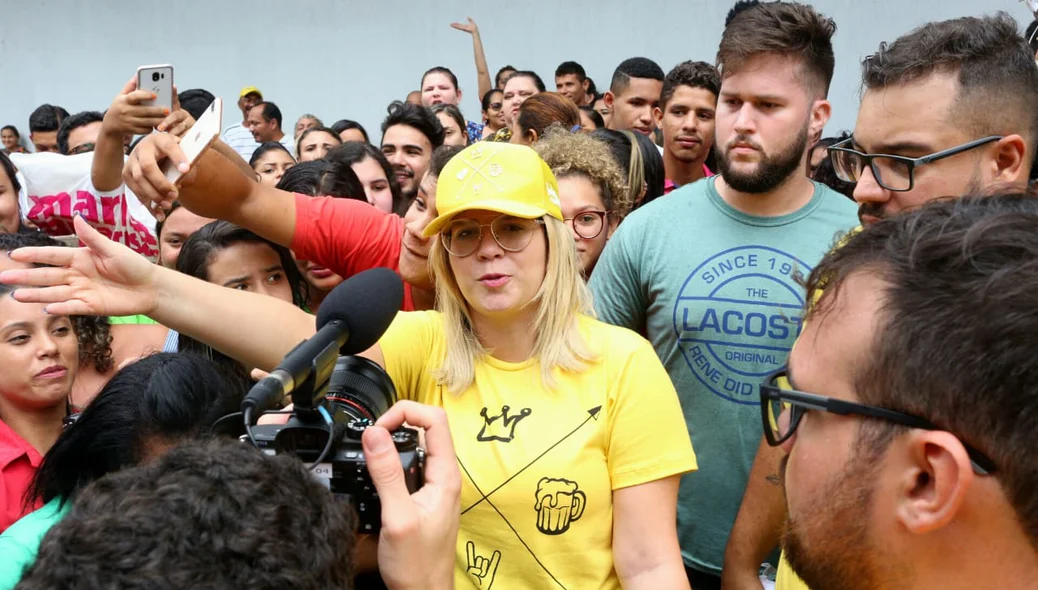 Marília Mendonça distribui panfletos