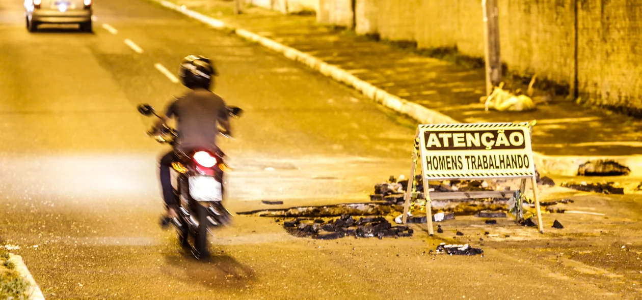 Motociclista tem dificuldades de transitar na avenida Ininga 