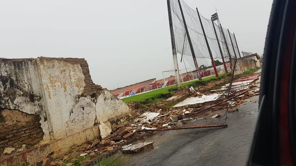 Muro do estádio caiu após forte chuva