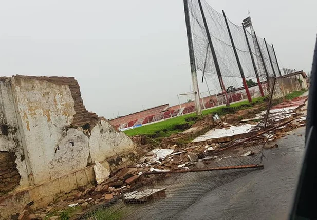 Muro do estádio caiu após forte chuva