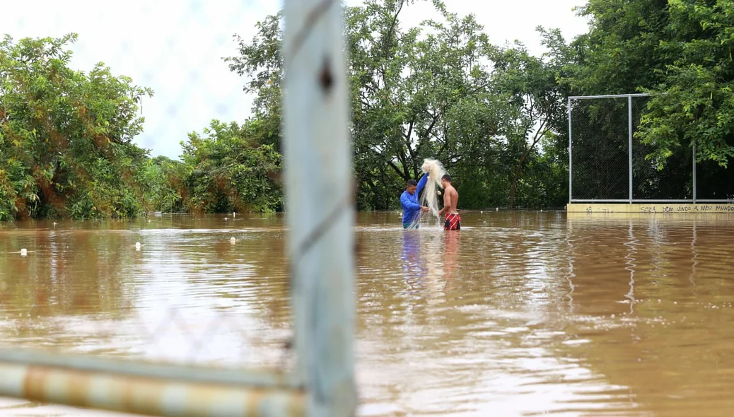 Pescadores aproveitam aumento do nível da água no Encontro dos Rios