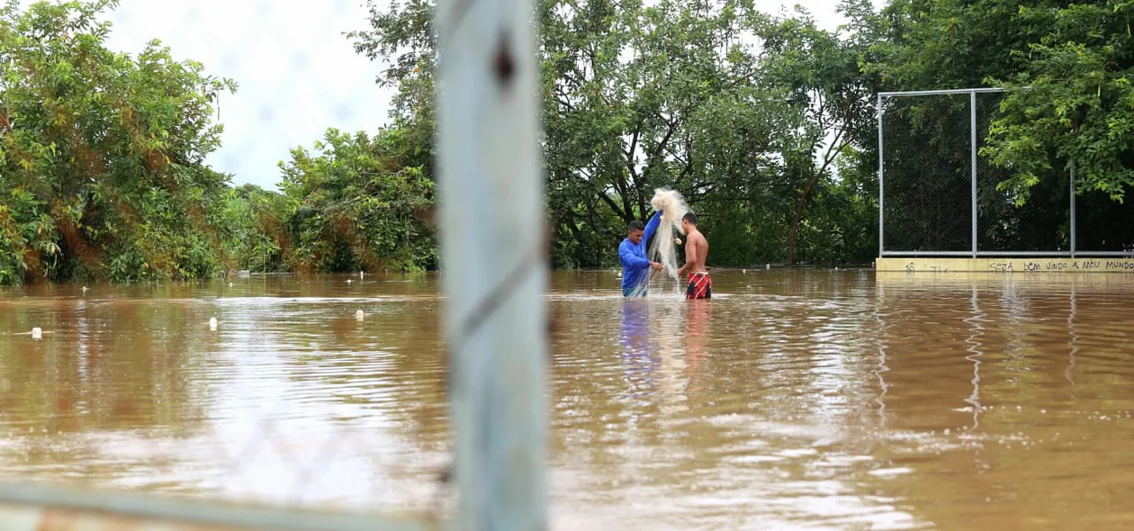 Pescadores aproveitam aumento do nível da água no Encontro dos Rios