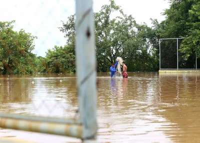 Pescadores aproveitam aumento do nível da água no Encontro dos Rios
