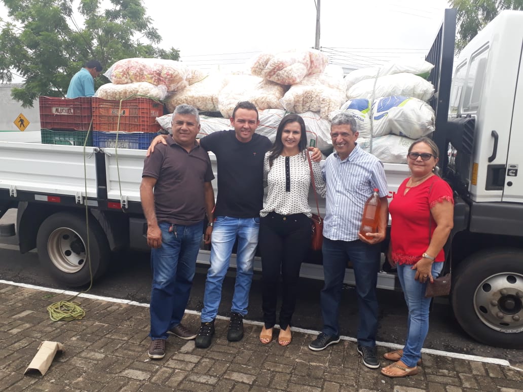 Prefeitura de Cocal entrega alimentos a vítimas de incêndio em Parnaíba