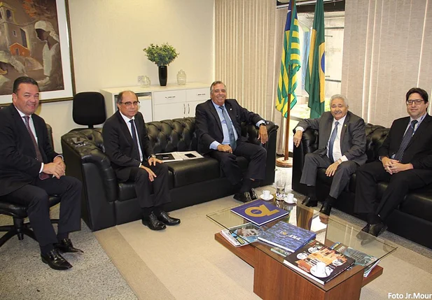 Senador Elmano Férrer se reúne com presidente da Chesf
