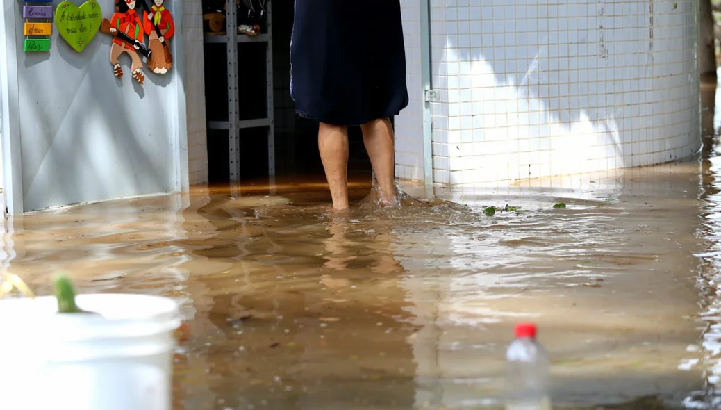 Água invade quiosques no encontro dos rios