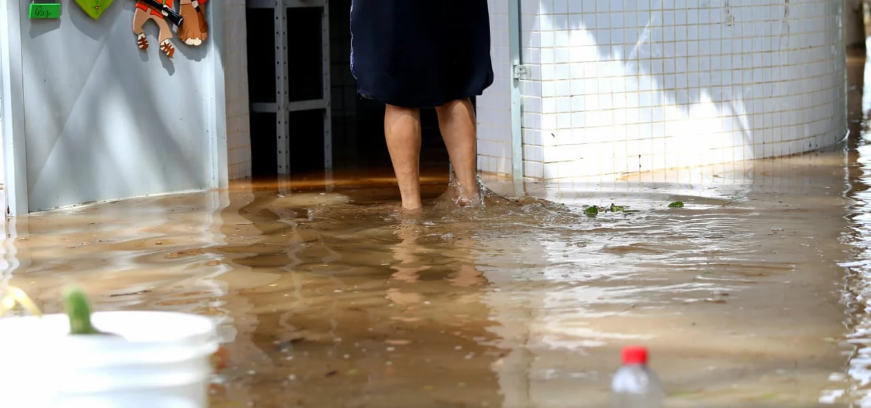 Água invade quiosques no encontro dos rios