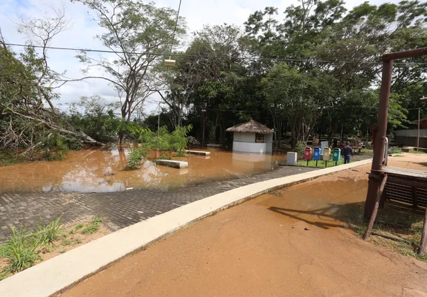 Água invade quiosques no Encontro dos Rios em Teresina