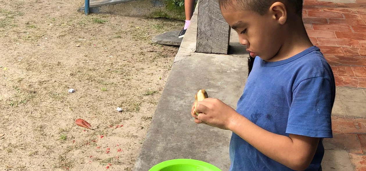 Aluno da escola monsenhor Mario Meneses lanchando