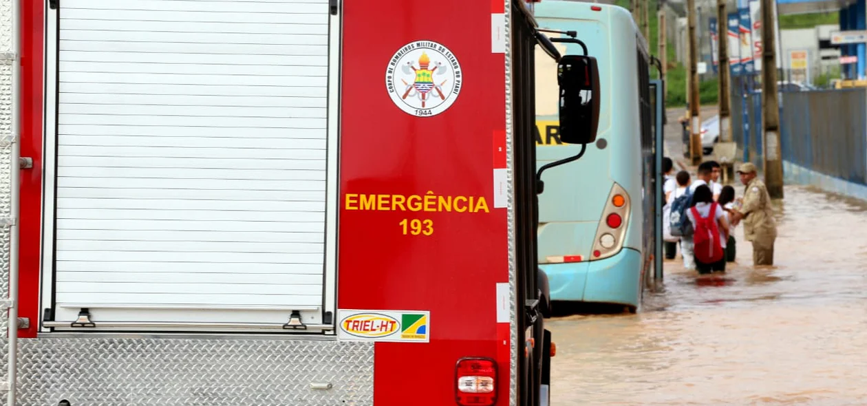 Bombeiros auxiliaram retirada dos estudantes