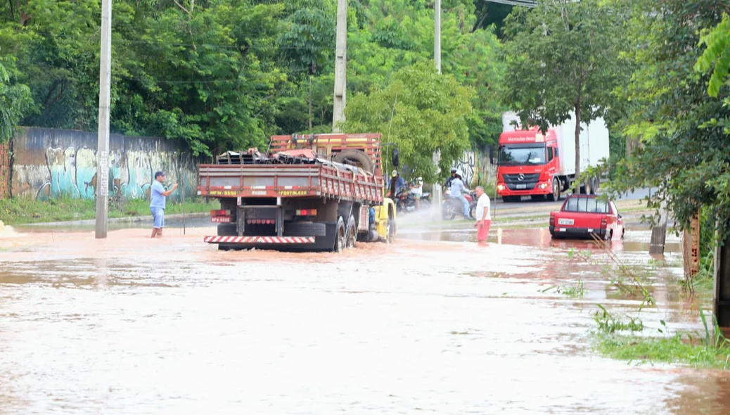 Caminhão passa com dificuldades pelo local