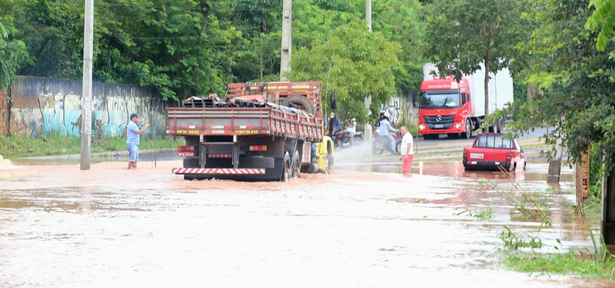 Caminhão passa com dificuldades pelo local