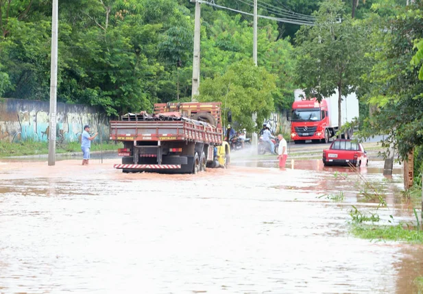 Caminhão passa com dificuldades pelo local