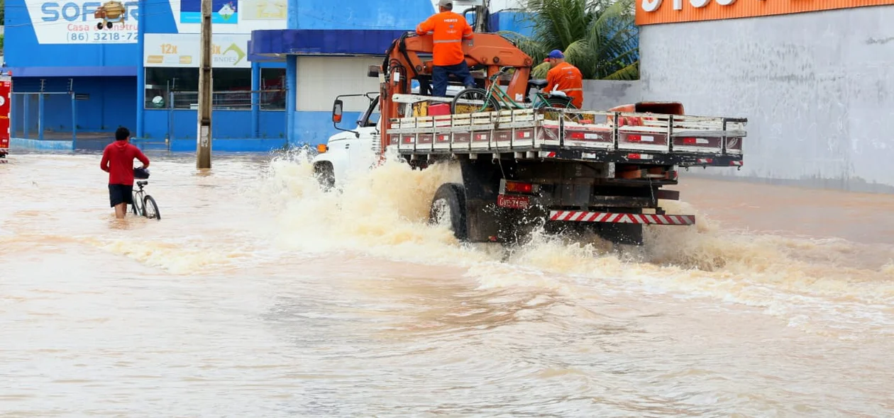 Caminhão tenta atravessar Avenida Joaquim Nelson