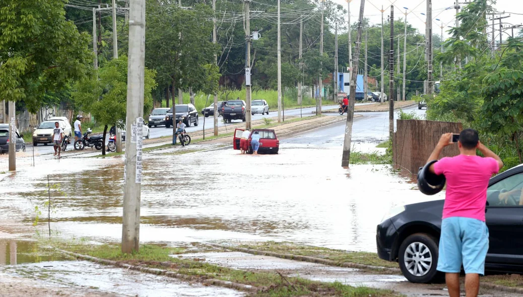 Carro fica ilhado na avenida presidente Kennedy