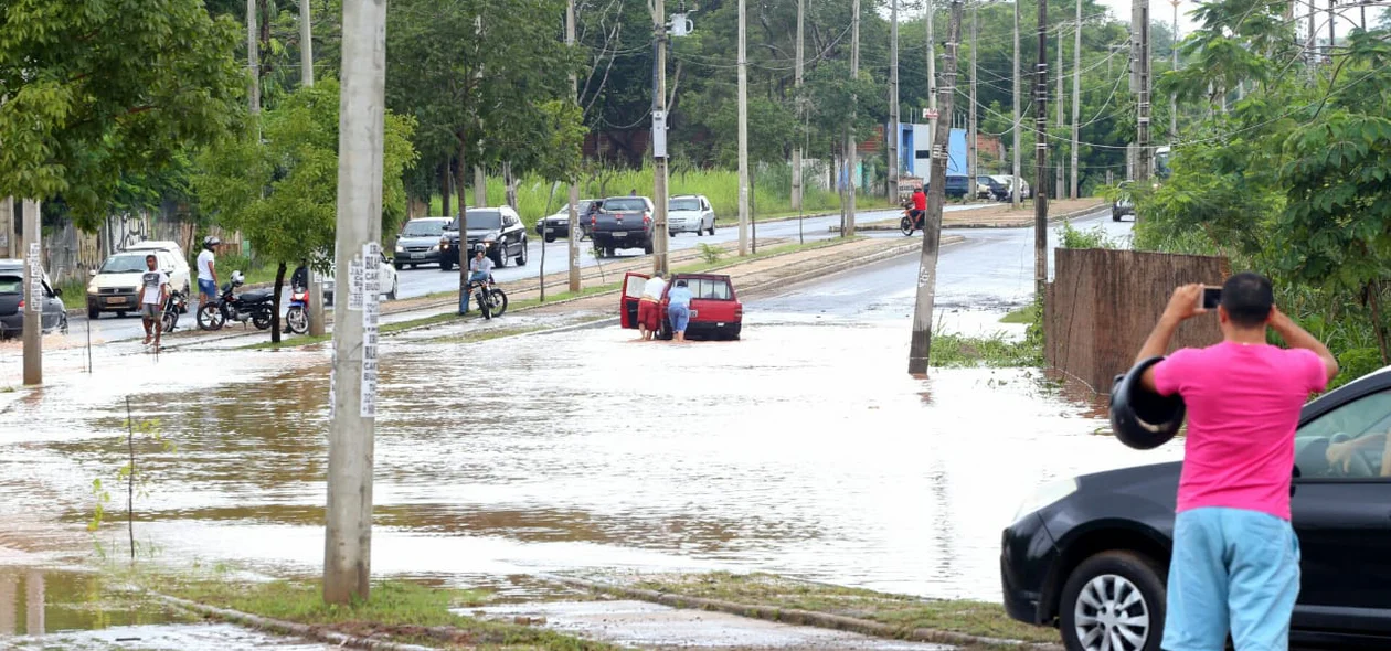 Carro fica ilhado na avenida presidente Kennedy