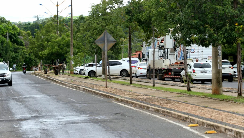 Carros mudando o percurso para nao passar pela área alagada