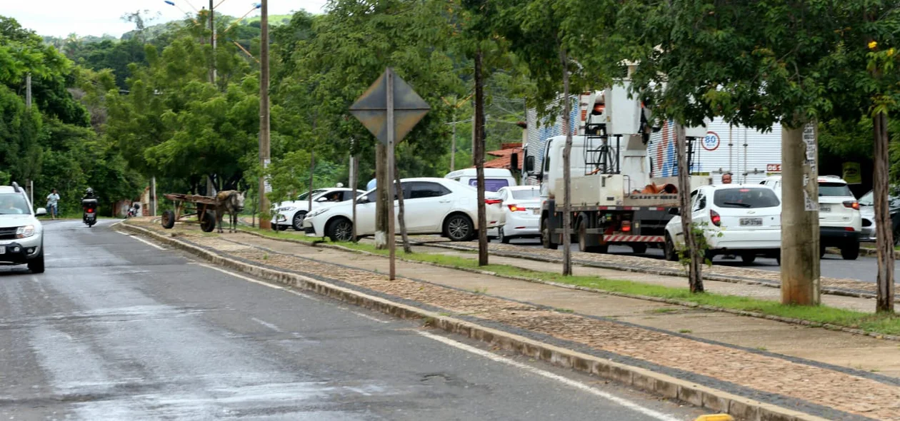 Carros mudando o percurso para nao passar pela área alagada